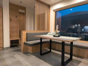 a table and a bench in a room at Auszeit Appartement Lesachtal in Liesing