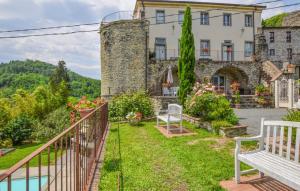una casa con balcón con vista al patio en Torre De' Medici - Near Five Land - Pool - Tuscany, en Fivizzano