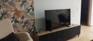 a flat screen tv sitting on top of a entertainment center at Casa Émir in Roldán