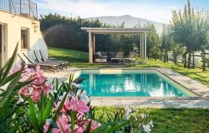 una piscina en el patio de una casa en Torre De' Medici - Near Five Land - Pool - Tuscany, en Fivizzano