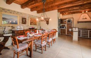 cocina y comedor con mesa larga y sillas en Torre De' Medici - Near Five Land - Pool - Tuscany, en Fivizzano