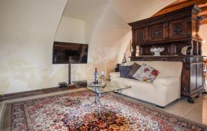 una sala de estar con un sofá y una mesa en Torre De' Medici - Near Five Land - Pool - Tuscany, en Fivizzano