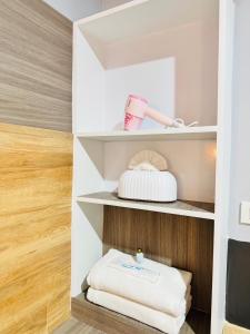 a room with a shelf with towels on it at Best LD Hotel โรงแรมเบส แอลดี in Hua Hin