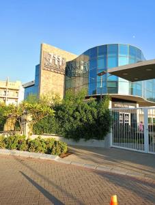 Un edificio con un cartel al costado. en Zayed Elite Retreat pool, garden & breeze, en Seis de Octubre