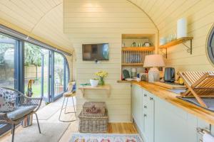 Dapur atau dapur kecil di The Pod - Riverside Retreat