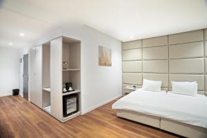 una camera con un grande letto bianco e un camino di Hotel Donia Sfax a Sfax Altre 57 foto