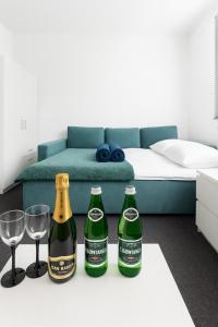 2 botellas de champán en una mesa en la sala de estar en Leśny Zakątek Takie Małe Bieszczady w Rzeszowie grill sauna Starowiejska 6 Rzeszów, en Rzeszów