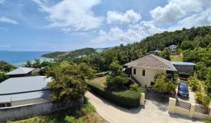 una casa con un coche aparcado en una entrada en Dream View Boutique Apartments - Sea View - Near Haad Yao, Secret Beach & Mae Haad, Koh Phangan, en Ko Pha Ngan