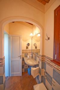 uma casa de banho com um lavatório e um espelho em Podere Chiaromonte em Palaia