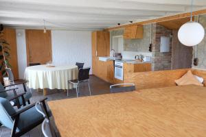 CorbínsにあるLes Cases del Molinerのキッチン、テーブル、ベッド1台が備わる客室です。