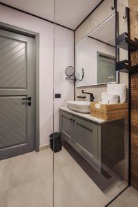 a bathroom with a sink and a mirror at Ikabane in Agapia