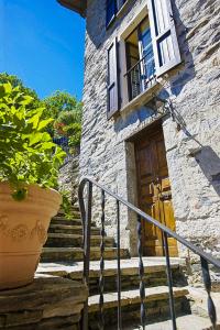 un edificio de piedra con una puerta y escaleras con una planta en La Terrazza, en Carmine