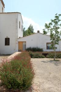 CorbínsにあるLes Cases del Molinerの前に木がある白い建物