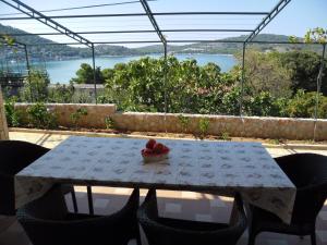 - une table avec un bol de fruits sur le balcon dans l'établissement Apartments Hari Tisno, à Tisno