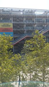 a building with some trees in front of it at Charmant studio in Paris