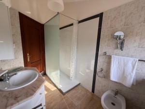 a bathroom with a sink and a shower and a toilet at Casa completa - Camiño dos faros - Atlantico Malpica in Malpica