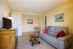 a living room with a couch and a flat screen tv at Casa Balon in Oggebio
