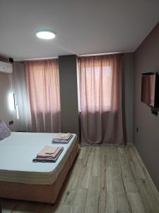 Un dormitorio con una cama con toallas. en Luxury new apartment, en Stara Zagora