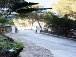 een weg met een hek in het midden bij Belvilla by Oyo Villa in San Jose de sa Talaia +26 foto's