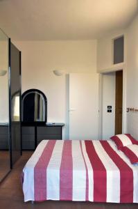 a hotel room with a bed and a tv at Casa delle Onde in San Vito