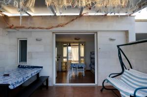 a living room with a bench and a table at Casa delle Onde in San Vito