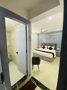 オルチャにあるKingRama Hotelのベッドとガラスの引き戸のある寝室