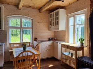 a kitchen with a table and chairs in a cabin at Brzozowisko in Brzozówka