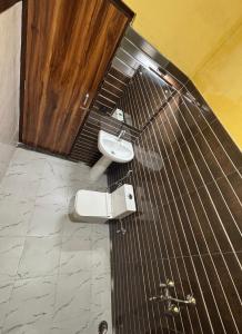 un bagno con lavandino e WC di Voyageurs Homestay ad Agra