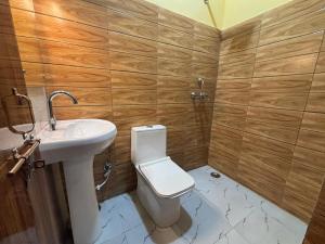 un bagno con un water e un lavandino di Voyageurs Homestay ad Agra Altre 27 foto