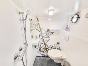 a bathroom with a cat mural on the wall at Neptune Boatique Hotel Amsterdam in Amsterdam