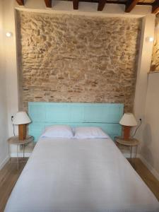 a bedroom with a bed and two lamps on tables at Maktub Medina in Medina Sidonia