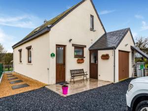 ein weißes Haus mit einer Bank davor in der Unterkunft Modern Holiday Home in Lavacherie in Sainte-Ode