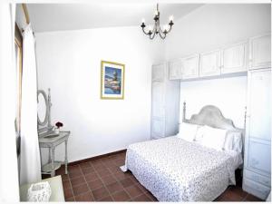 Ένα ή περισσότερα κρεβάτια σε δωμάτιο στο Countryside Cottage with Pool