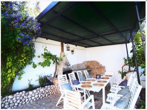 Αίθριο ή υπαίθριος χώρος στο Countryside Cottage with Pool