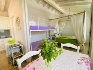 een kamer met 2 stapelbedden en een tafel bij Villa Poggio Ulivo Pool-Apartments in Rivoli Veronese