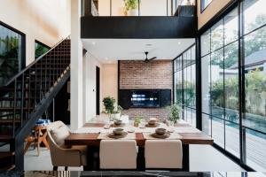 Et opholdsområde på Private & Modern Uluwatu 2BR loft villa