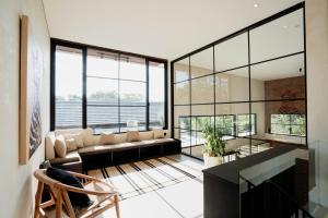 Et opholdsområde på Private & Modern Uluwatu 2BR loft villa