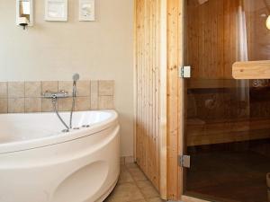 un bagno con wc e vasca da bagno di Cozy Retreat in Lojtland - By Traum Ferienwohnungen a Aabenraa Altre 20 foto