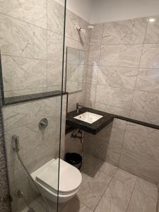 Koupelna v ubytování Mocha Private 1 5 BHK Apt Amanora Park Town + 40 fotografií