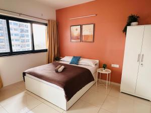 Postel nebo postele na pokoji v ubytování Mocha Private 1 5 BHK Apt Amanora Park Town