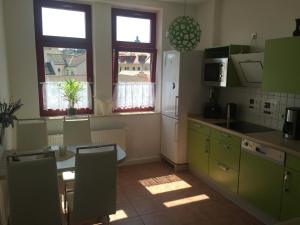 A kitchen or kitchenette at Apartment Naumann