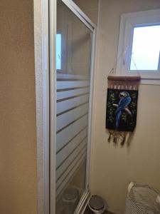 une peinture d'un oiseau sur le mur d'une salle de bain dans l'établissement Zéphyr, à Saint-Christol 5 autres photos