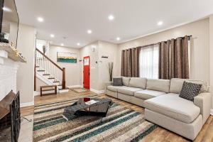 Χώρος καθιστικού στο Cozy 4BR Home, Sleeps 12, Near PHL, Eagles Field, UPENN, Fast Wi-Fi, Queen Bed, Parking