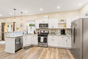 Η κουζίνα ή μικρή κουζίνα στο Cozy 4BR Home, Sleeps 12, Near PHL, Eagles Field, UPENN, Fast Wi-Fi, Queen Bed, Parking