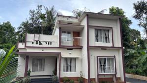 een wit huis met een balkon bij Vintage Coffee Premium Villa in Pinangode