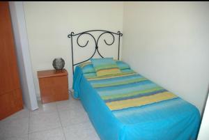 ベナルマデナにあるPuerto marina con gran terrazaのベッドルーム1室(青いベッド1台、黒枠付)