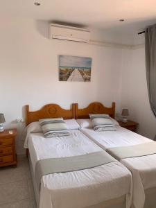 ベナルマデナにあるPuerto marina con gran terrazaのツインベッド2台付きのベッドルーム1室