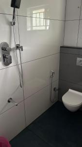 een badkamer met een toilet en een douche bij Vintage Coffee Premium Villa in Pinangode
