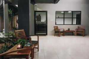 un hall avec des chaises et des tables dans un bâtiment dans l'établissement Hotel Wualai by CMStay, à Chiang Mai