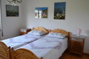 two beds sitting next to each other in a bedroom at Ka' Tari in Ponte nellʼAlpi